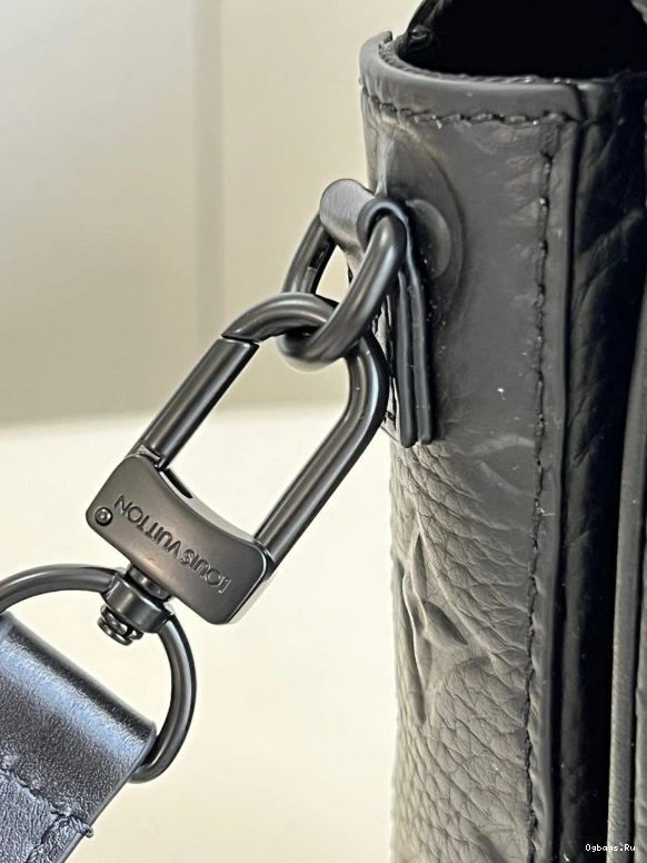 S-LOCK VUITTON LOUIS VERTICAL WEARABLE WALLET 0313